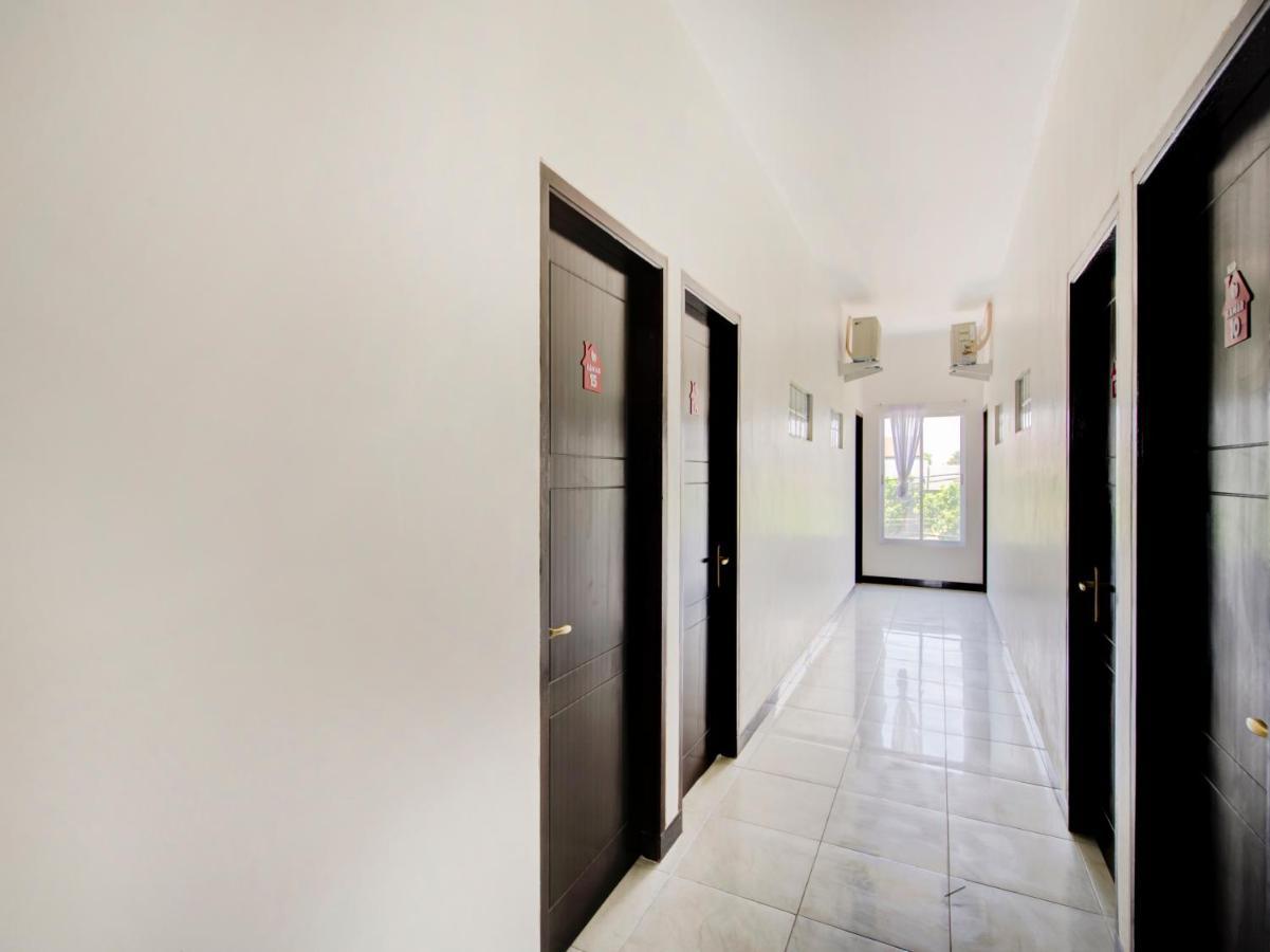Oyo Life 3987 Kost Aditya Surabaya Exterior photo